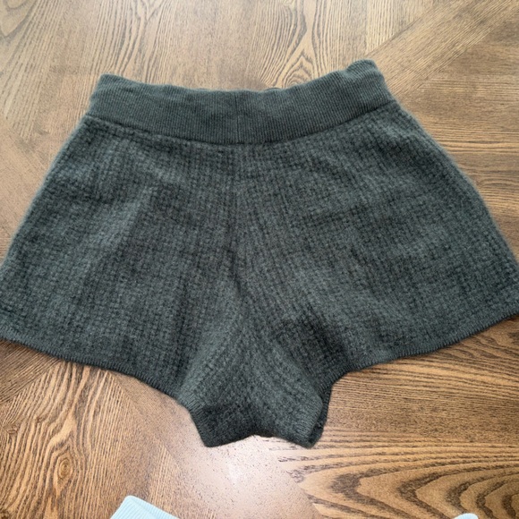 ALO Yoga Cashmere Plush Waffle Knit Shorts Dark Cactus sz SMALL - Picture 3 of 4